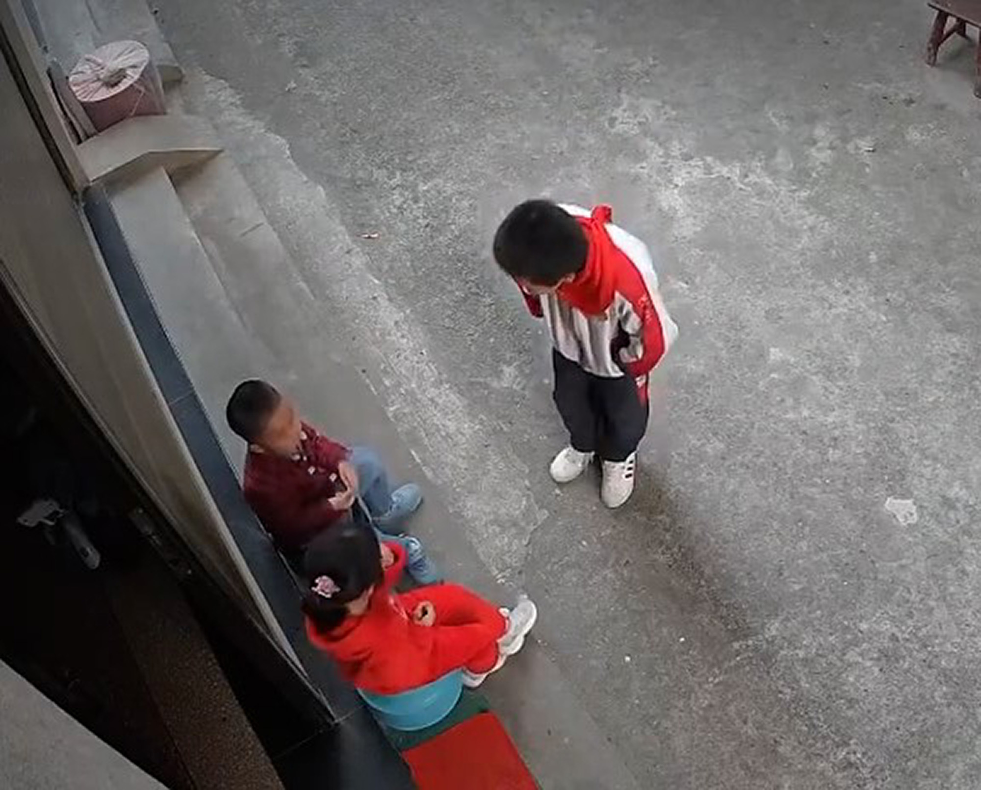 Boy apparently tries to snatch a child but the sister grabs her brother and shouts for help in Fujian, China, April 14, 2025. Note: Photo is a screenshot from a video. Boy apparently tries to snatch a child