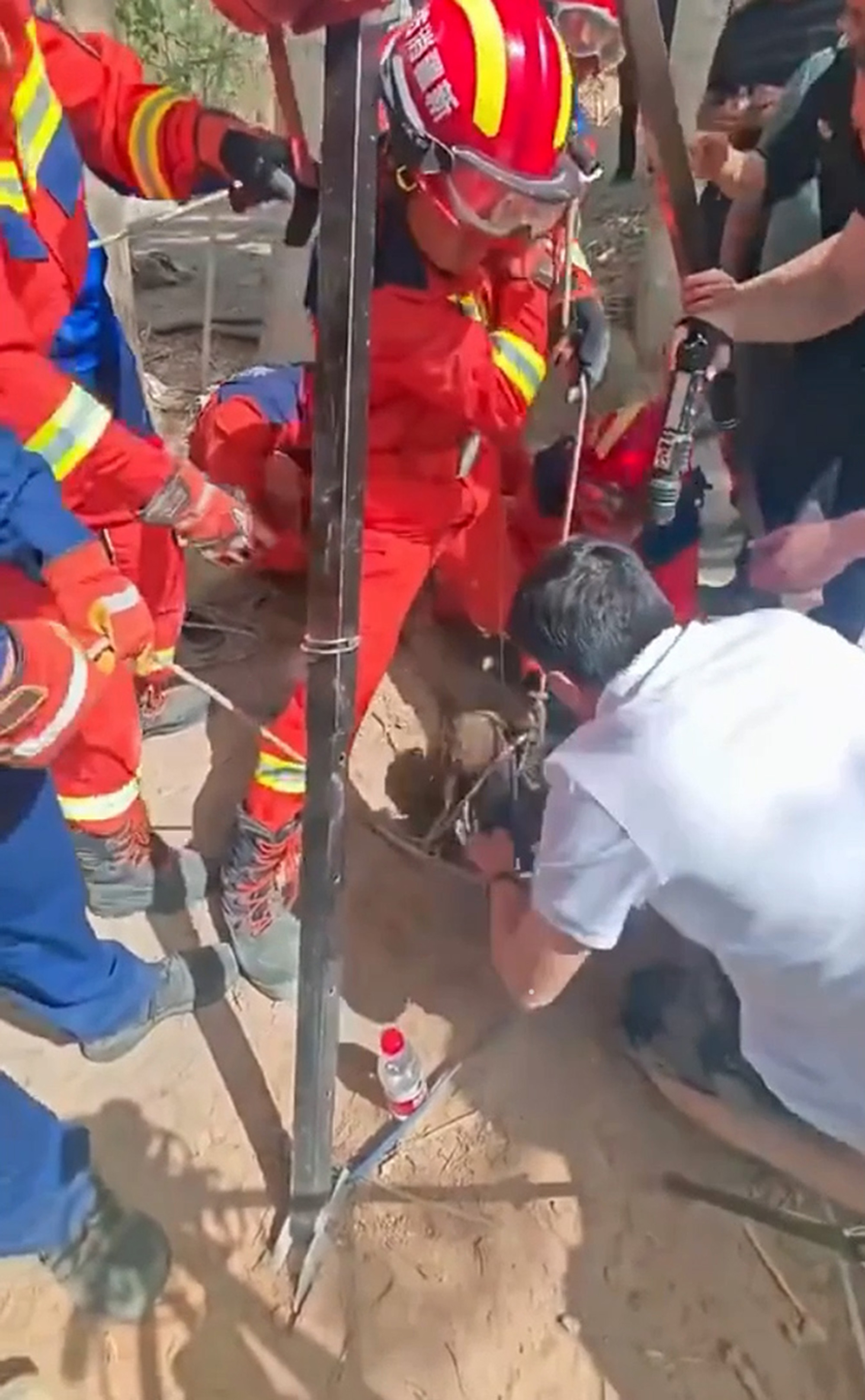 Female officer rescues a child trapped in a well in Hotan, Xinjiang, China, on Apr.16, 2025. The child was saved. Note: Photo is a screenshot from a video. Female officer rescues a child