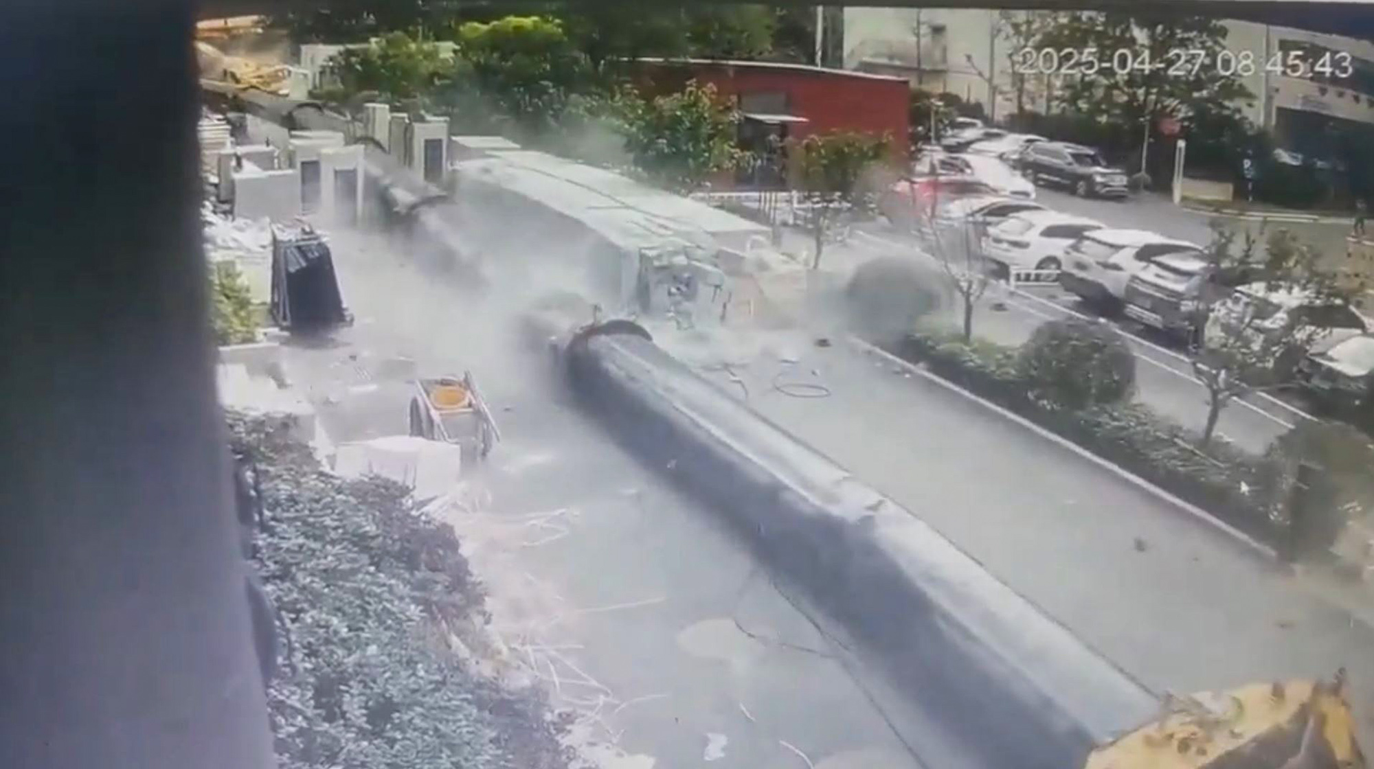 Falling crane nearly crushes construction worker in Nanjing, China, on 27 April, 2025. It was estimated to be 22 storeys high. Note: Photo is a screenshot from a video Falling crane nearly crushes construction worker
