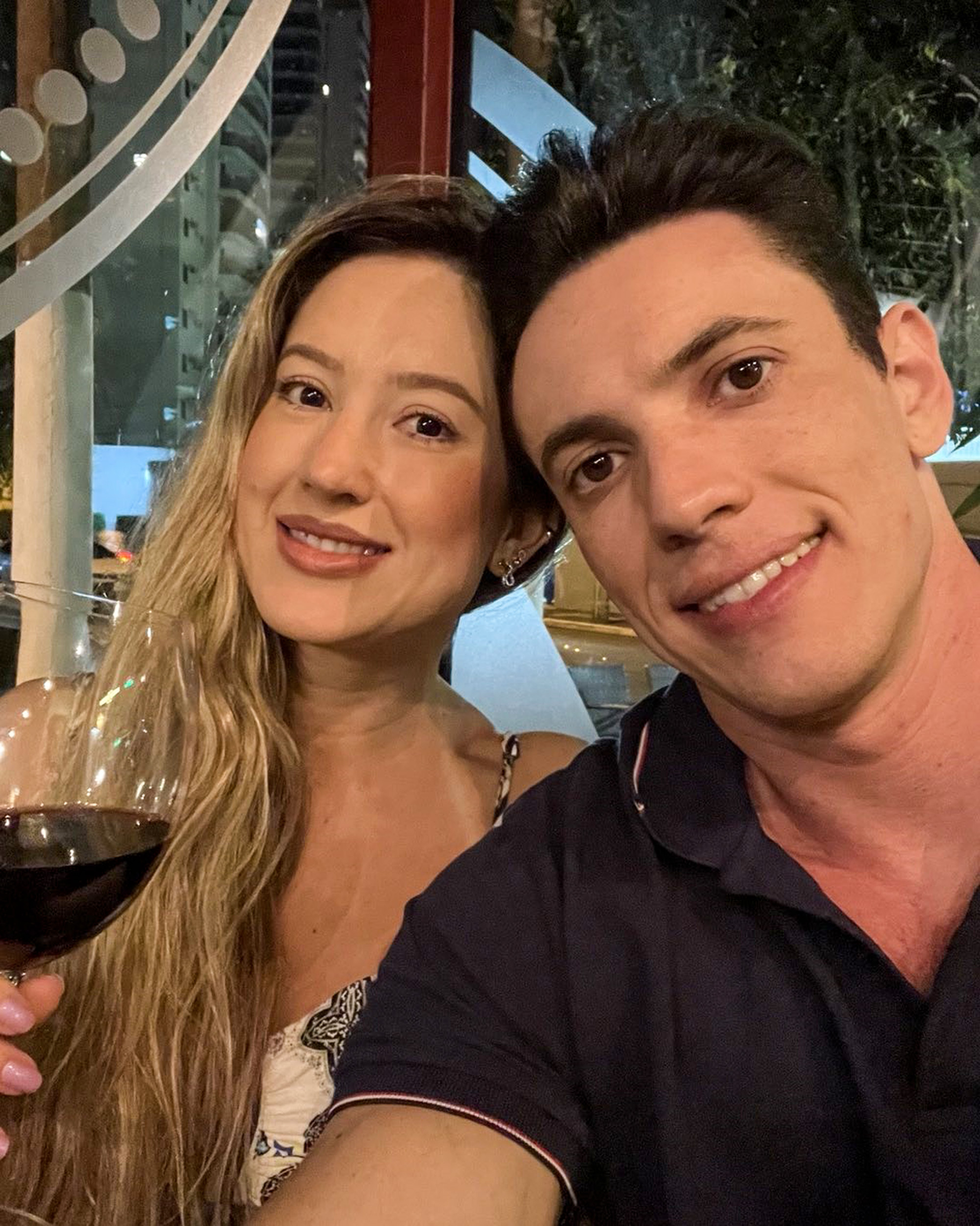 Larissa Rodrigues poses with husband