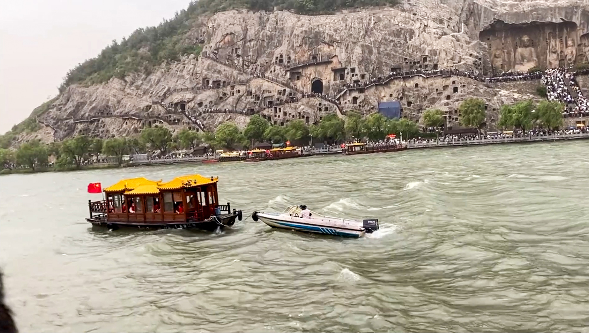 Tourist boat gets stuck in middle of Yi River