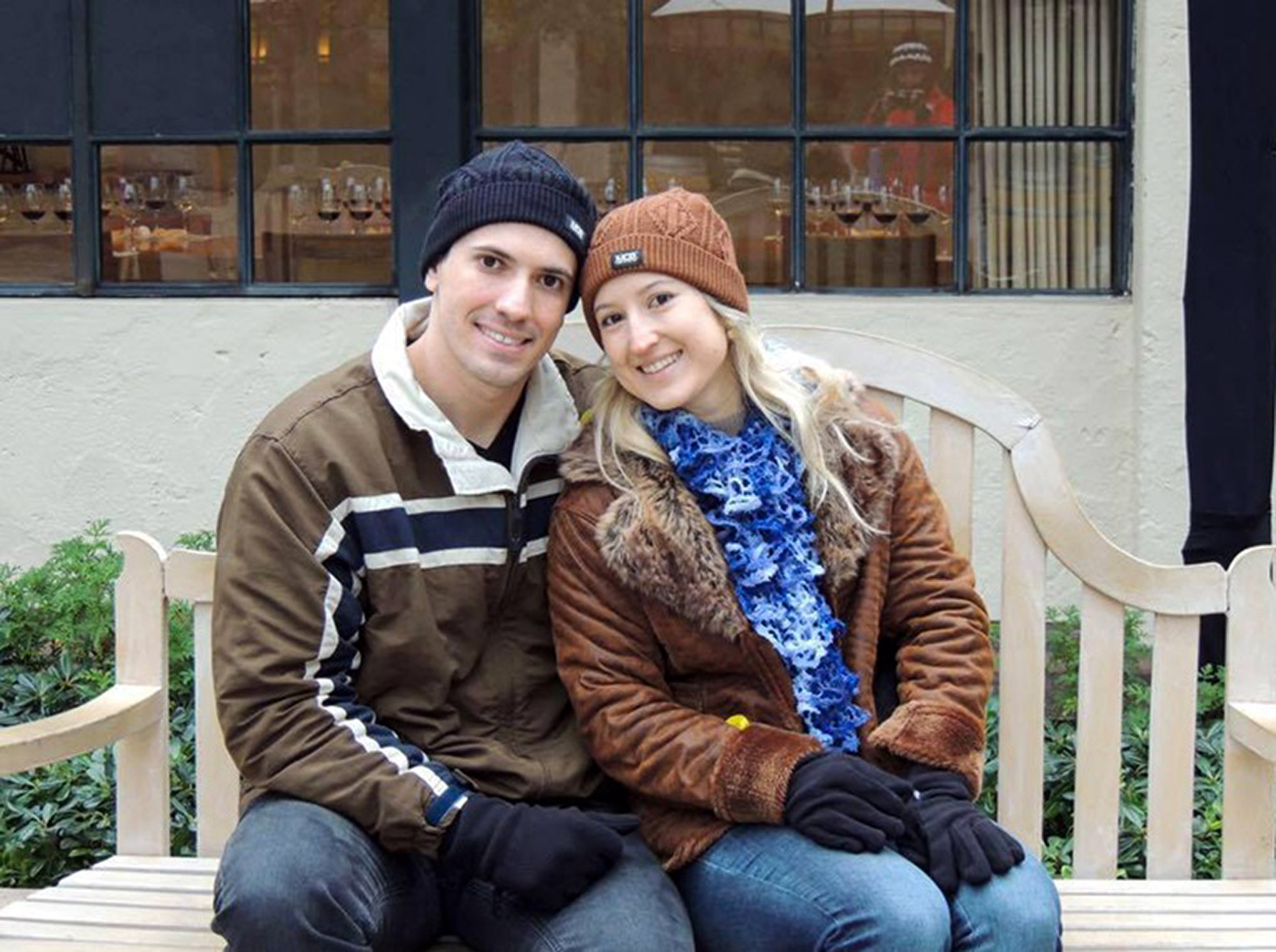 Larissa Rodrigues poses with husband