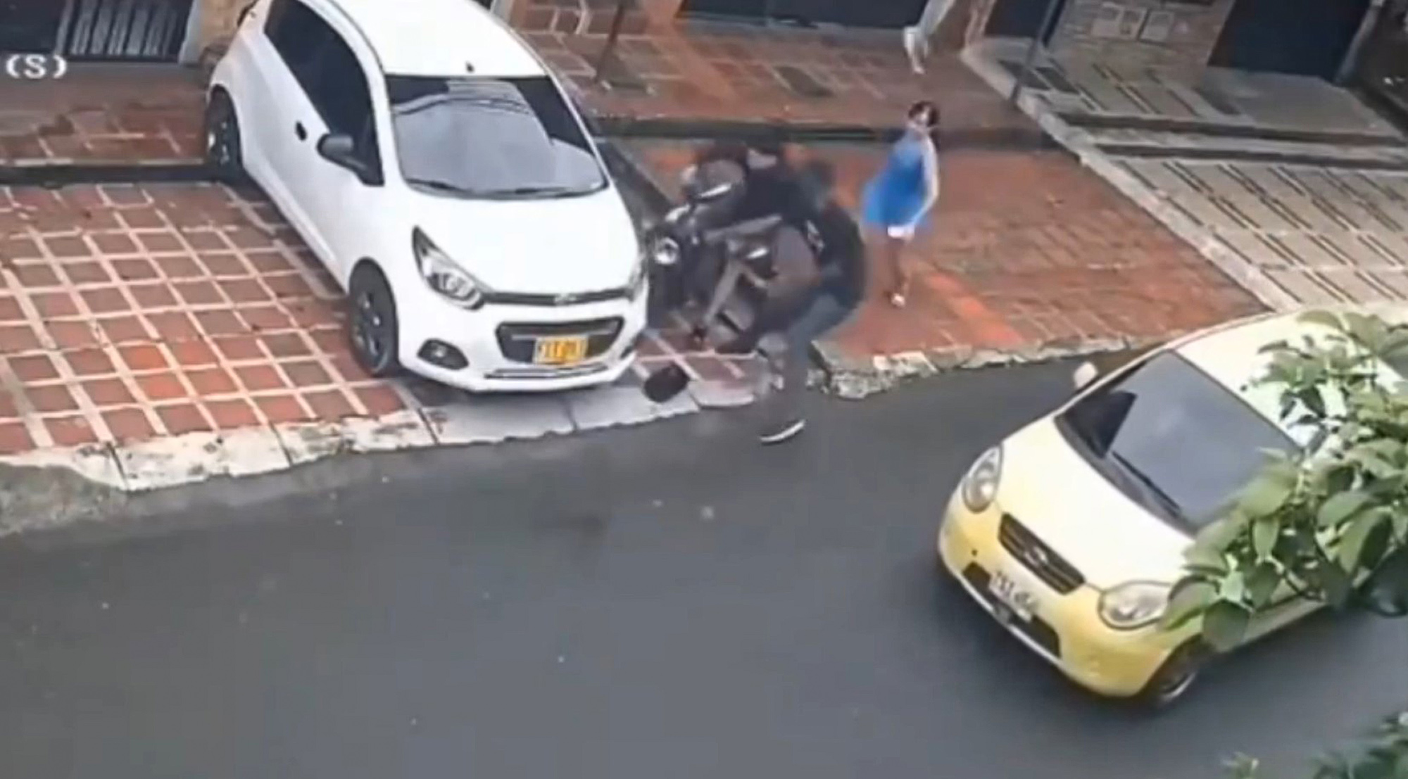 A woman beats thieves in Medellin, Colombia, undated. SHe managed to prevent being robbed. Note: Photo is a screenshot from a video. A woman beats thieves