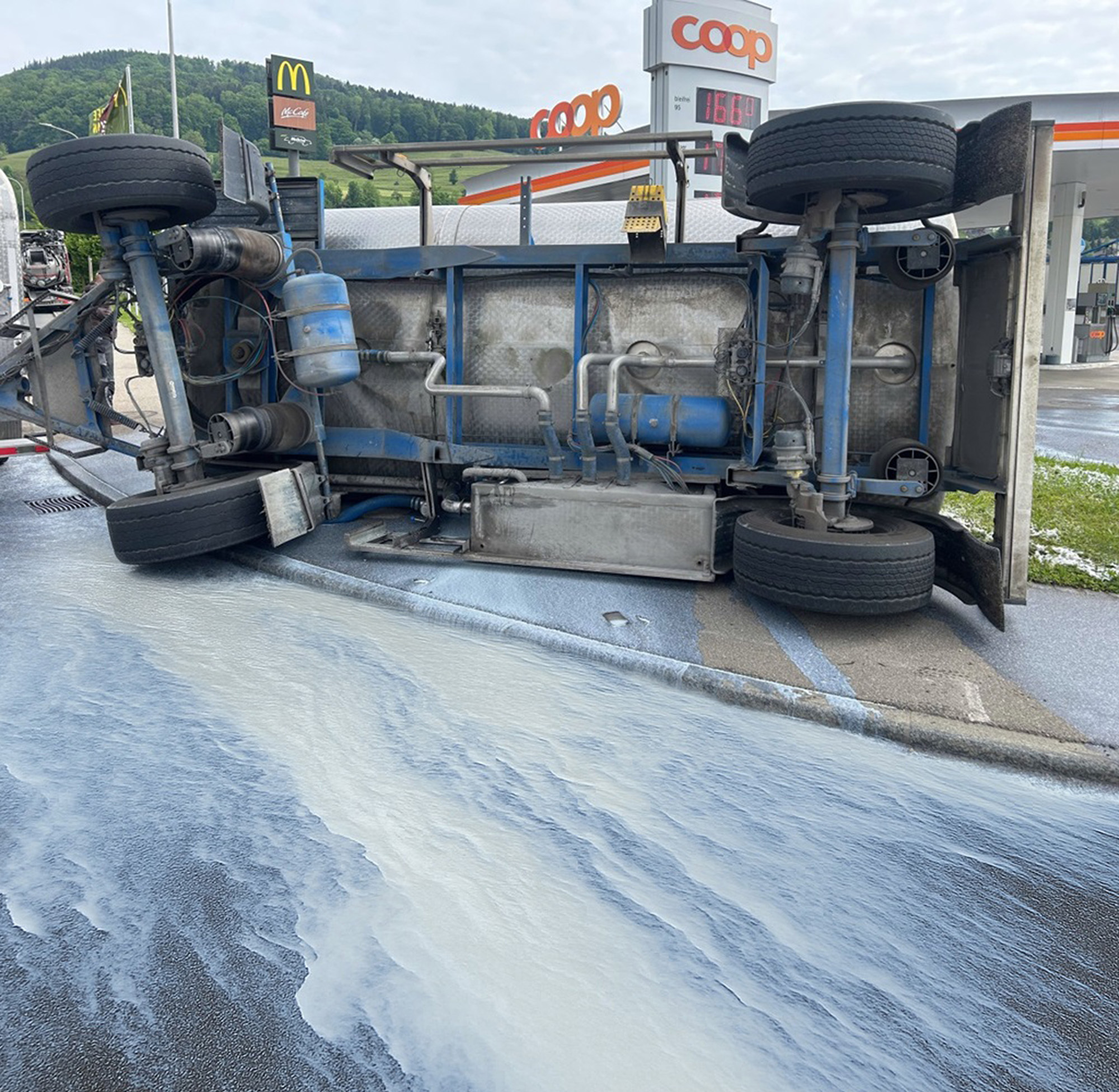 Picture shows the overturned trailer in Reinach, Switzerland, May 8, 2025. Approximately 5,000 liters of milk were spilled. Note: Licensed photo. Picture shows the overturned trailer in Reinach, Switzerland, May 8, 2025. Approximately 5,000 liters of milk were spilled. Note: Licensed photo.