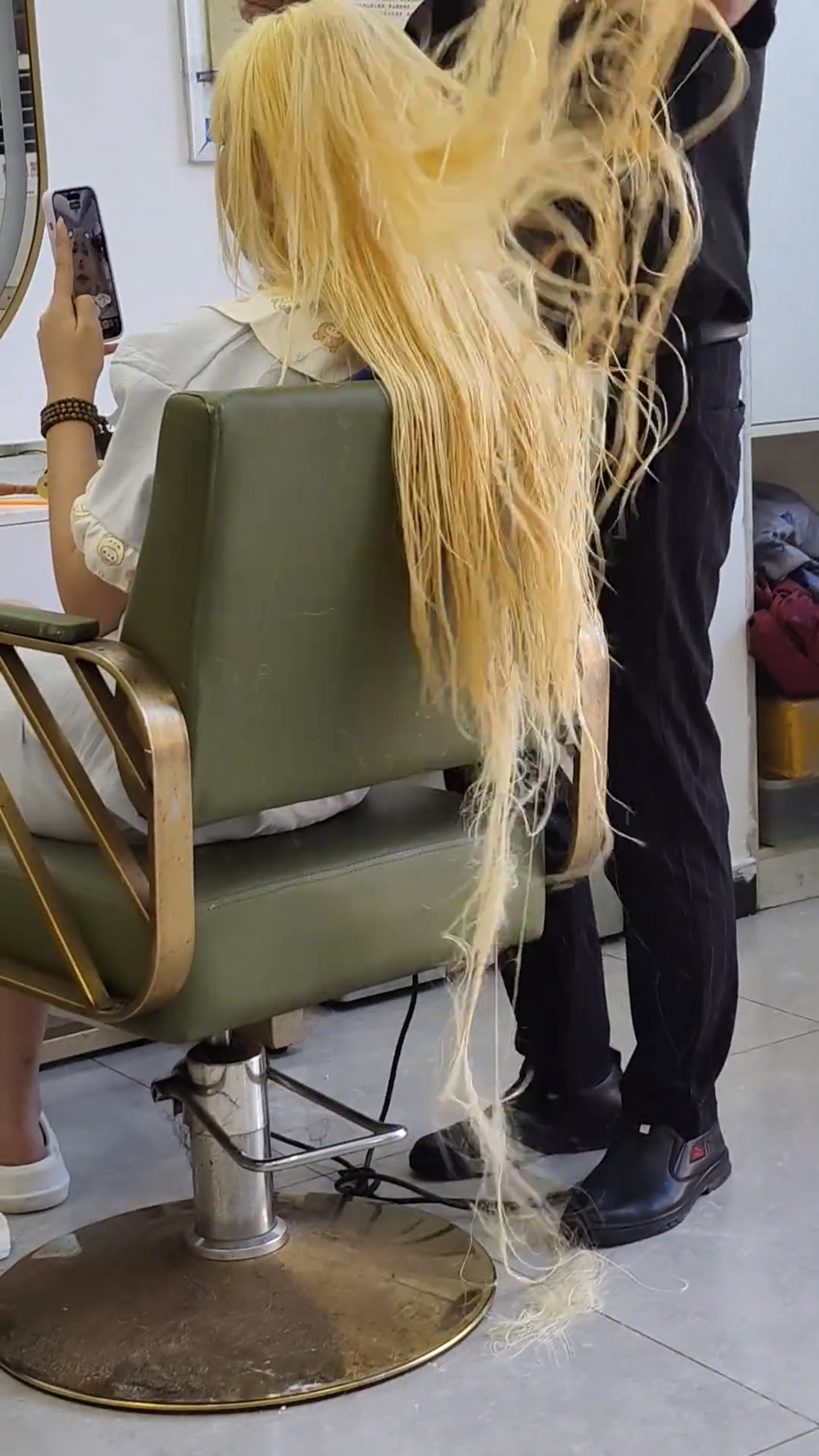 Woman's hair falls out after bleaching in Hubei