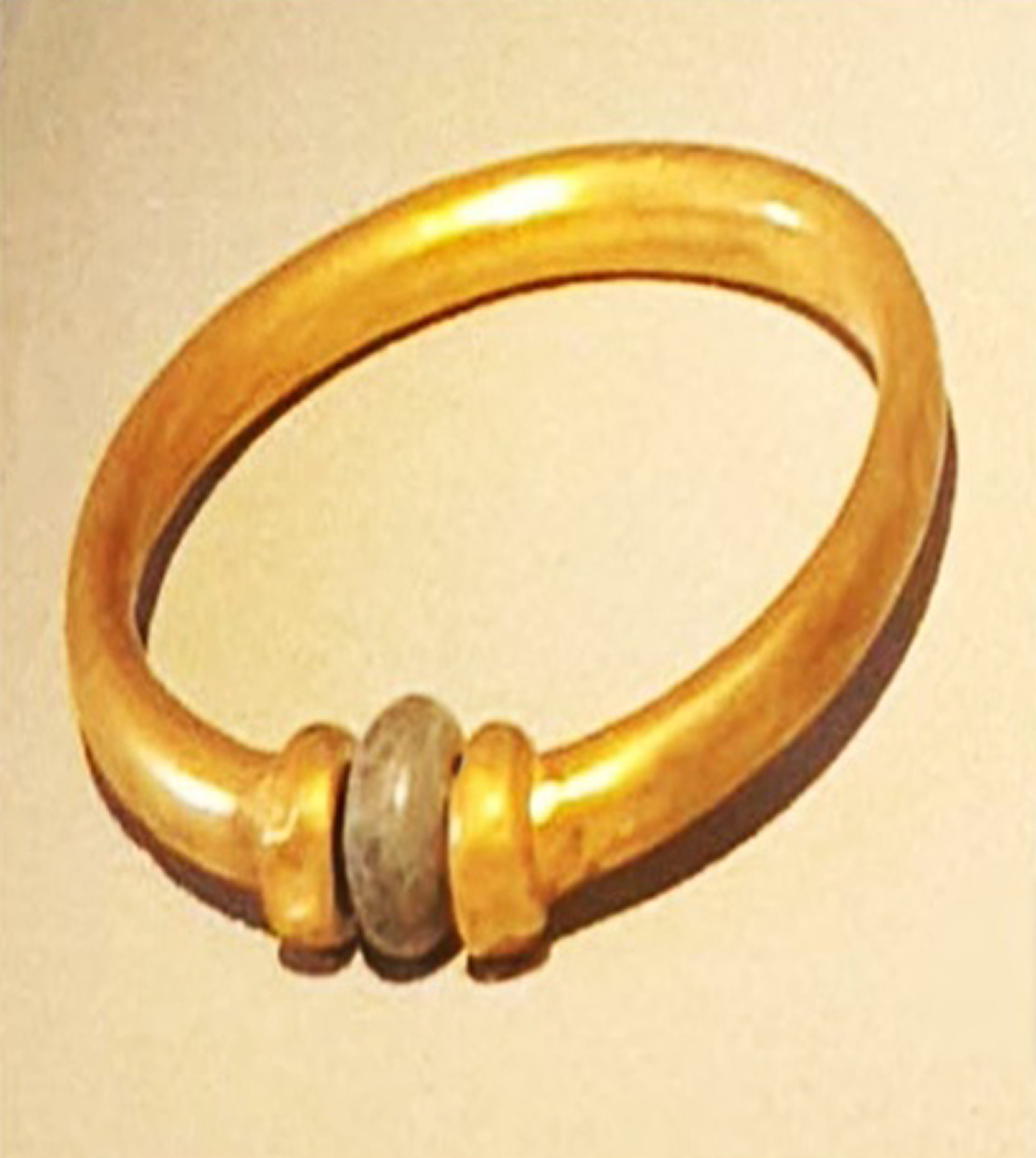missing ancient bracelet that disappeared from Egyptian museum