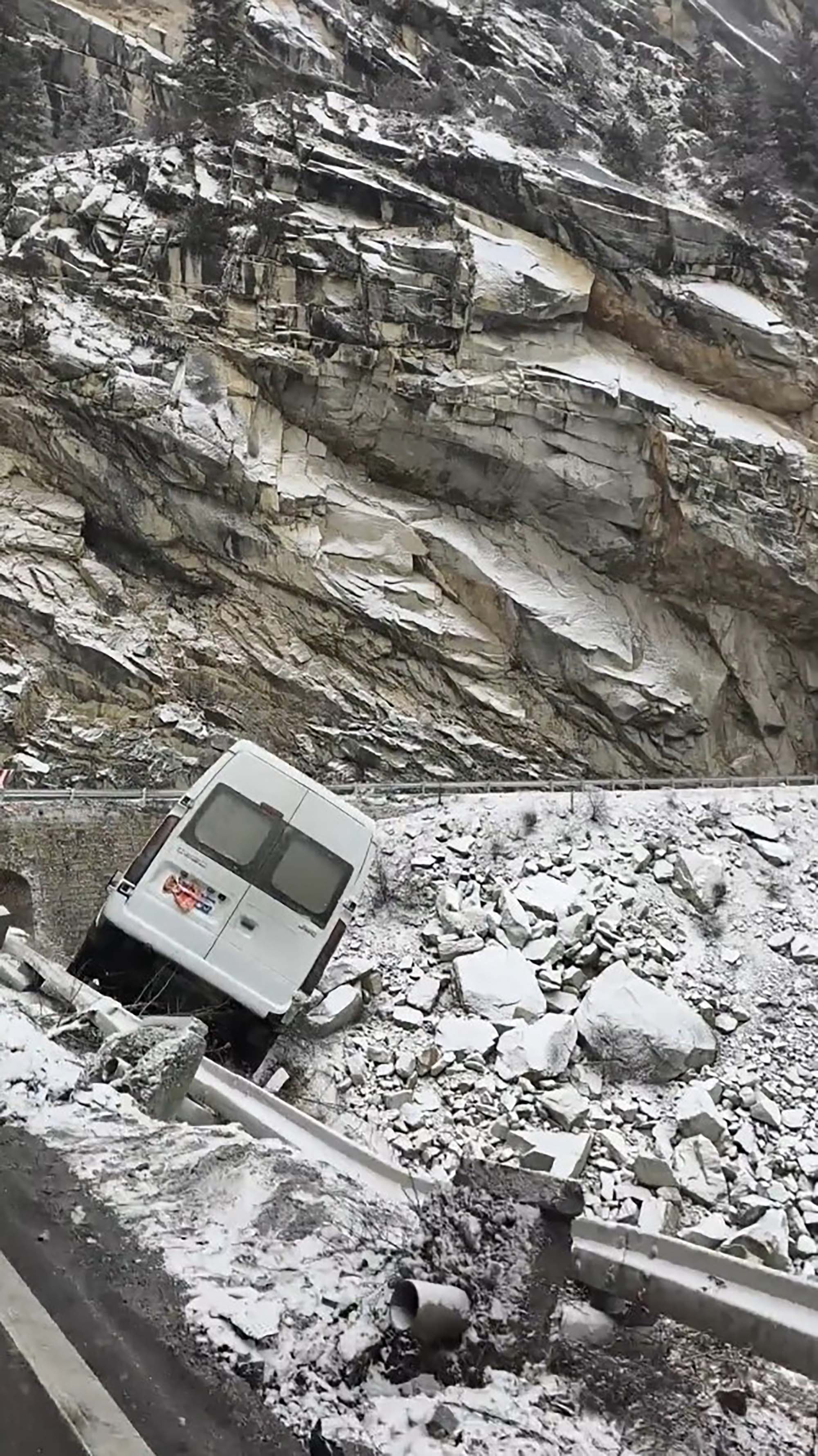 Video shows a minibus on the edge of a cliff