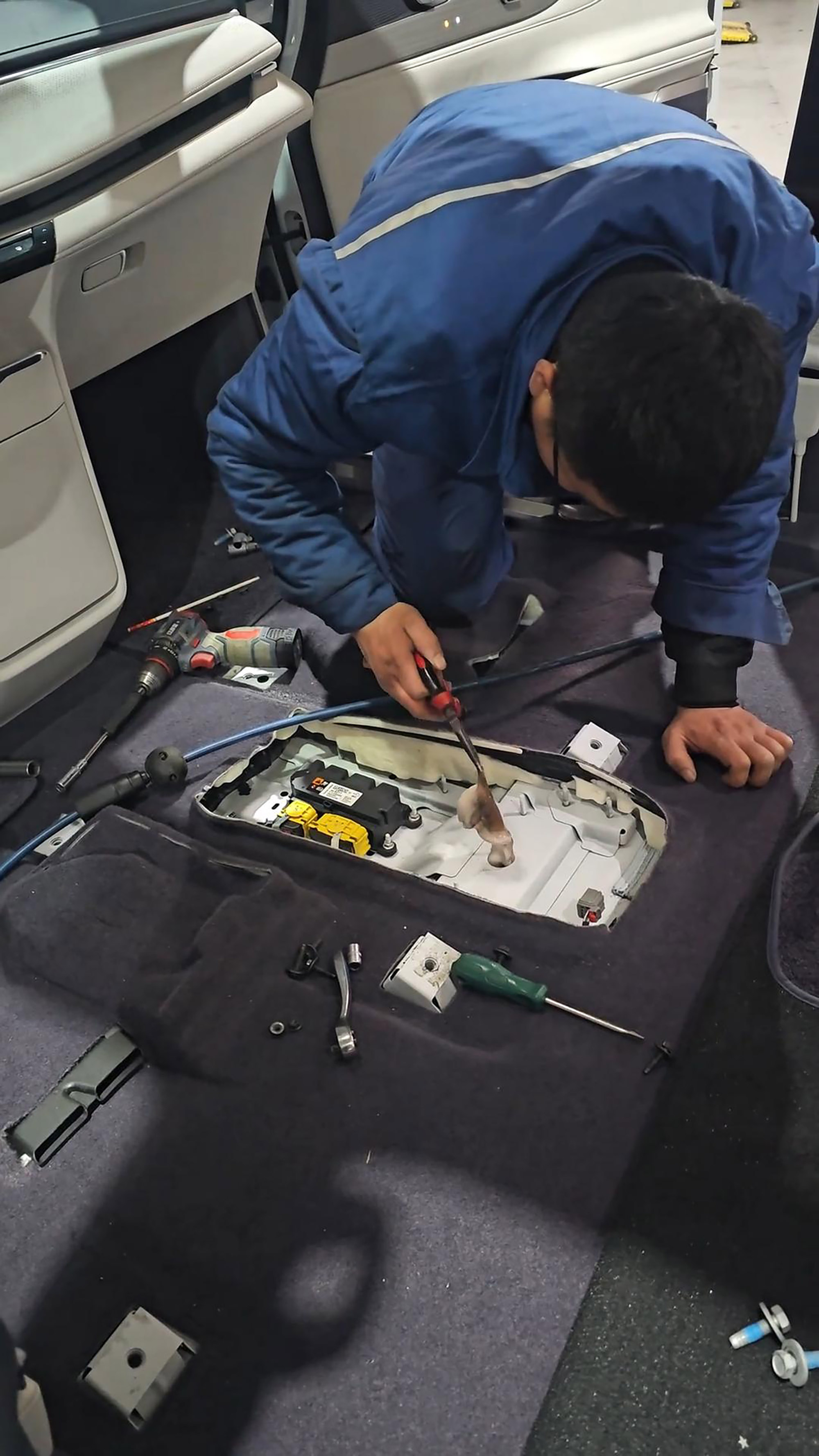 Mechanic removes octopus that crawled inside a car in Shandong