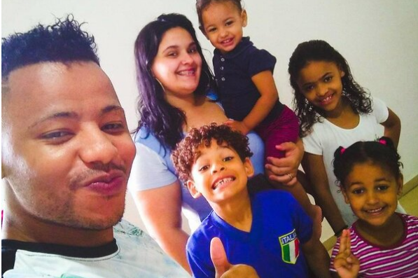 Yasmin Antunes Lemos, 11, Donavan Antunes Lemos, 8, Giovanna Antunes Lemos, 6, and Kimberlly Antunes Lemos, 3, their father David da Silva Lemos, 28, and mother Thays da Silva Antunes pose in undated photo. Their father was arrested on suspicion of having killed the four children in Alvorada, Brazil, Wednesday, Dec. 14, 2022. 1747244744967-8h6410c6.png