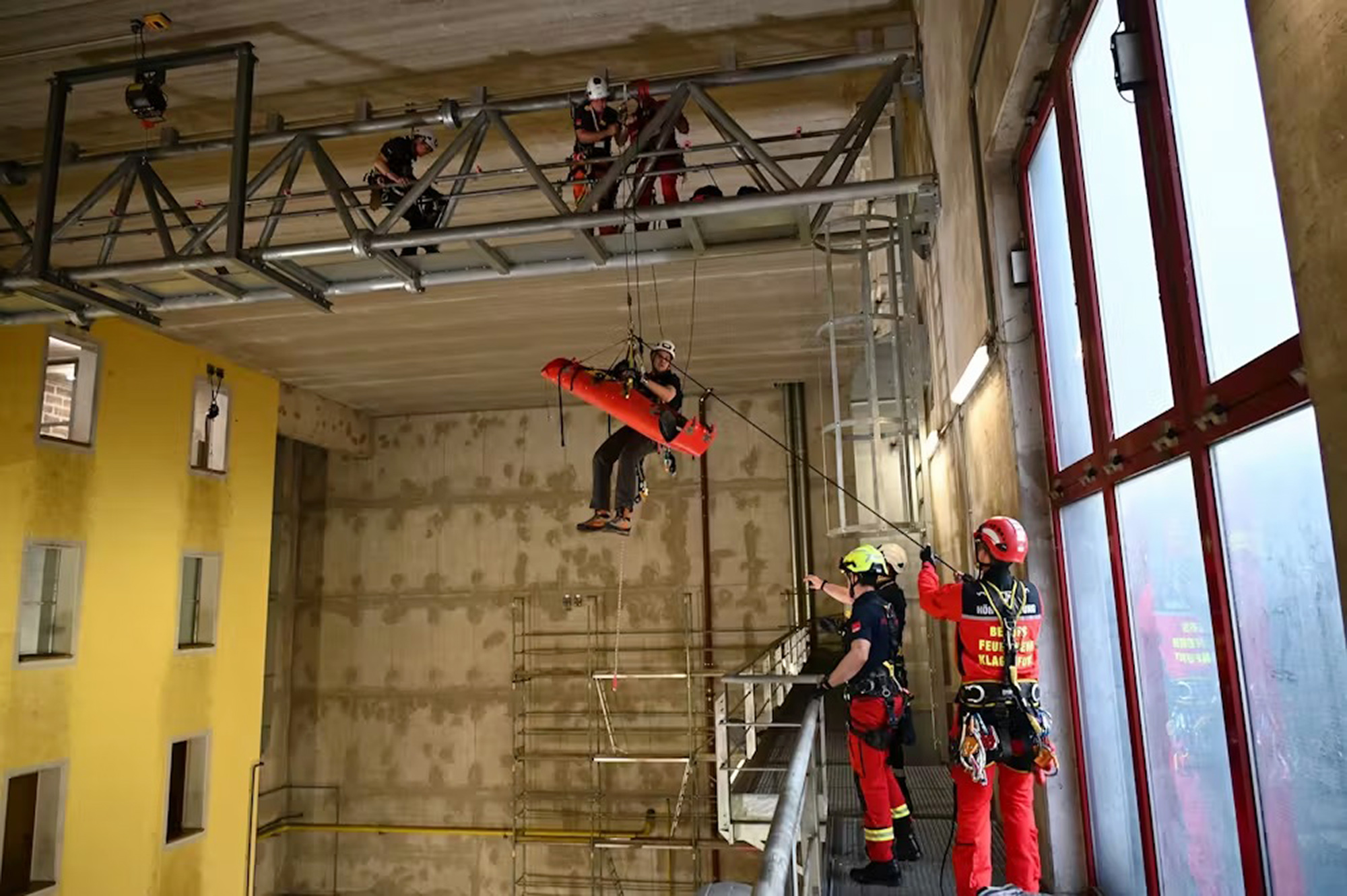 High-altitude rescuers perform an exercise, undated. Firefighters abseiled from the Vienna Giant Ferris Wheel as part of the exercise in Vienna, Austria, on May 14, 2025. 1747337380340-tg57enxy.jpg