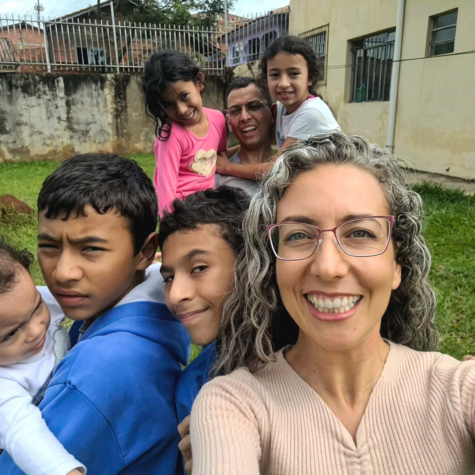 Picture shows Jeniffer and Julio with their children, undated. Jeniffer Aparecida Amaral Souza de Oliveira and Julio Cesar Soares de Oliveira adopted five siblings in Parana, Brazil. Note: Private photo taken from social media. (@paisefilhos.adocao/Newsflash/NX) 1748450052532-wyb0fsu7.jpg
